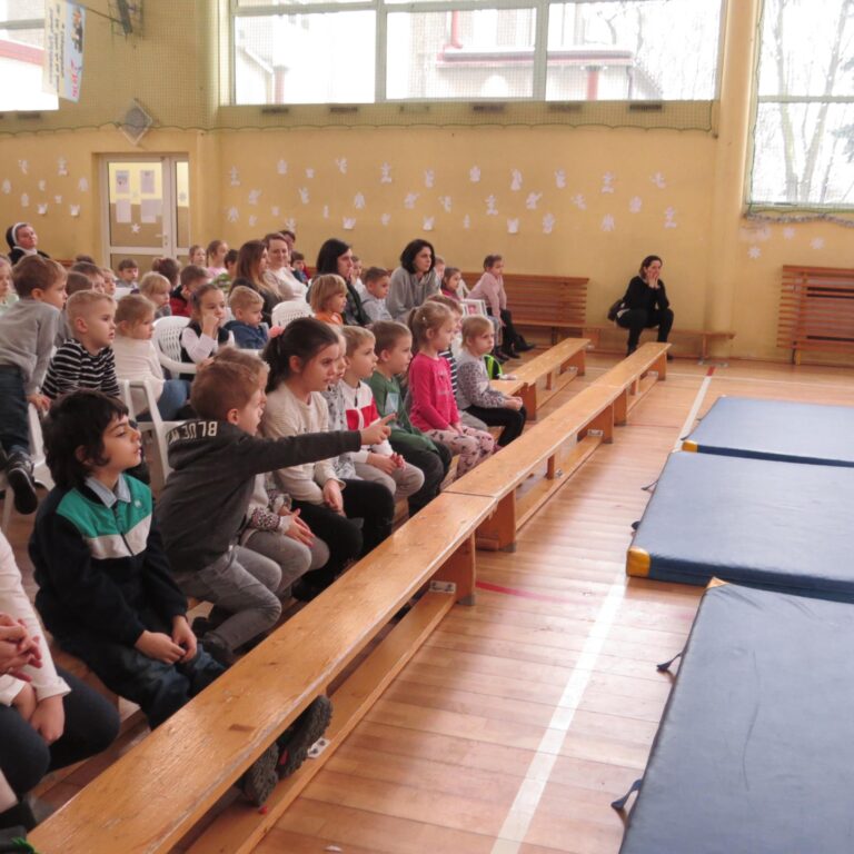 Nasze przedszkolaki w szkole podstawowej na występie!