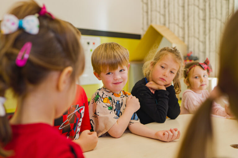Jak pomóc dziecku odnaleźć się w nowej grupie przedszkolnej?